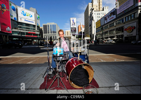 Musicista di strada sulla piazza Yonge-Dundas, Toronto, Ontario, Canada Foto Stock