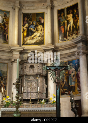 Croce d'argento nel monastero di San Geronimo altare, Belem Lisbona Foto Stock