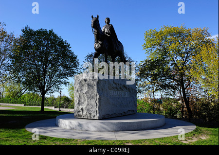 Queen Elizabeth statua vicino al palazzo del governo nella capitale Ottawa, Ontario, Canada Foto Stock