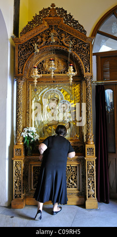 Donna pregando davanti ad una icona, interno, Chiesa di San Demetrio o Hagios Demetrio, Salonicco, Calcidica, Macedonia Foto Stock