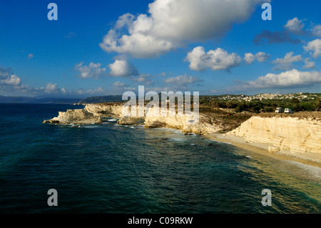 Scogliere calcaree e costa mediterranea vicino a Burj Islam, Lattakia, Siria, Medio Oriente e Asia Orientale Foto Stock