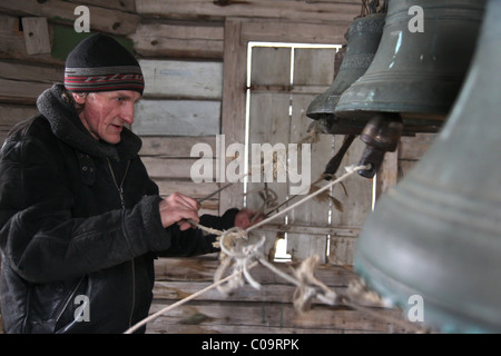 La vecchia campana e la suoneria squilla la campana nel campanile vecchia chiesa di legno costruito nel 18 secolo Foto Stock