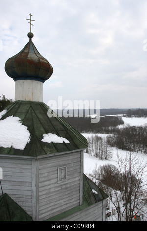 In legno russa antica chiesa in inverno Foto Stock