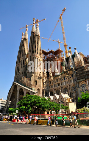 Le torri della Sagrada Familia, progettato il più famoso architetto spagnolo Antoni Gaudí in uno stile modernista, Barcellona, Spagna Foto Stock