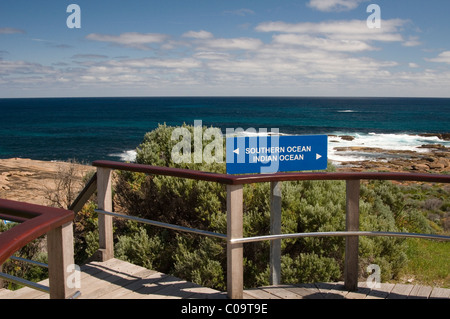 Due oceani che si incontrano al Cape Leeuwin lighthouse, Southwest Australia Occidentale Foto Stock