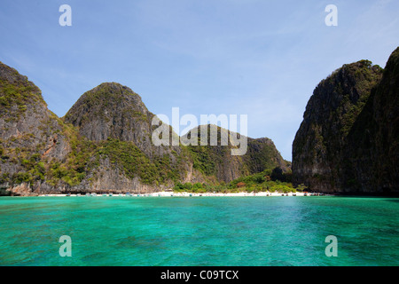 Vista di Maya Beach, Ko Phi Phi Island, Phuket, Thailandia, Sud-est asiatico, in Asia Foto Stock