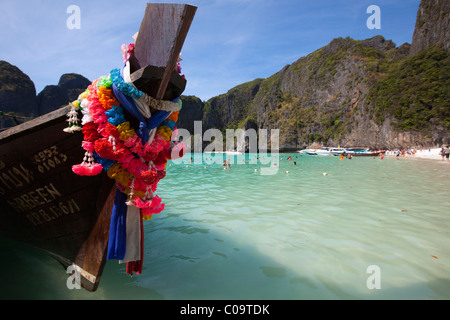 Longtail boat al Maya Beach, Ko Phi Phi Island, Phuket, Thailandia, Sud-est asiatico, in Asia Foto Stock