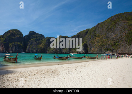 Longtail boat al Maya Beach, Ko Phi Phi Island, Phuket, Thailandia, Sud-est asiatico, in Asia Foto Stock