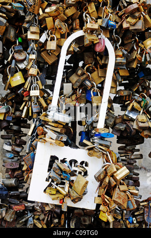 Installazione di lucchetti come simbolo dell'amore, il centro storico della città di Pécs, Capitale Europea della Cultura 2010, Ungheria Foto Stock