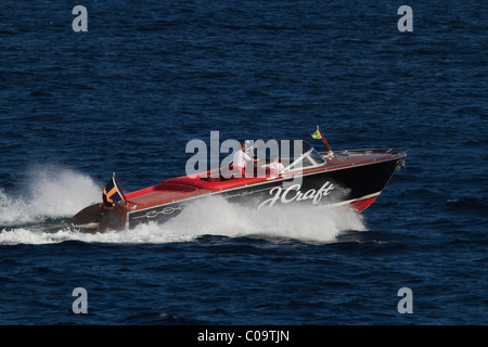 Il motoscafo appartenenti al tipo a siluro, cantiere navale svedese J Craft barche, lunghezza 12,63 metri, marcia a piena potenza off il Foto Stock