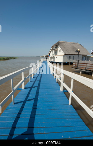 Blue Bridge, villaggio Hua nel lago Neusiedler See lago, Fertoe, Ungheria, Europa Foto Stock