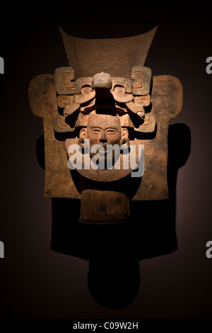 Zapoteco urna di pietra con un volto umano avente caratteristiche di Maya trovati nella tomba 77 a Monte Alban Fase II, Oaxaca, Messico. Foto Stock