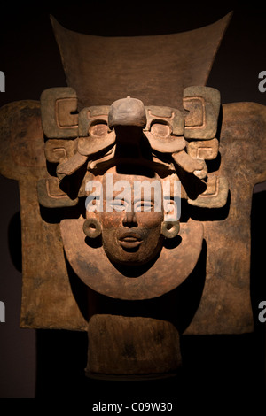 Zapoteco urna di pietra con un volto umano avente caratteristiche di Maya trovati nella tomba 77 a Monte Alban Fase II, Oaxaca, Messico. Foto Stock