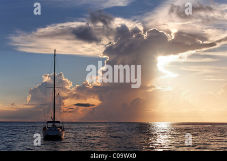 Barca a vela all'ancoraggio, grande tempesta cloud, tramonto, Horizon, mare, Saint Lucia, LCA, isole Windward, Piccole Antille, dei Caraibi Foto Stock