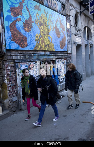 I bambini tornando a casa dopo la scuola il Lower East Side di New York. Foto Stock