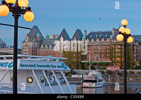 Il Undersea Gardens e la Empress Hotel (Fairmont Hotel) nella parte interna del porto al crepuscolo in Victoria, Isola di Vancouver, BC Foto Stock