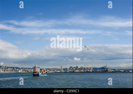 Contenitore nave che entra nel porto di mattina, Napoli, campania, Italia, Europa Foto Stock