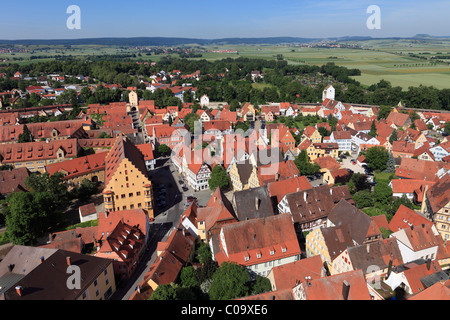 Vista dalla torre di Daniel o San-Georgs-Kirche Chiesa di Occidente, Noerdlingen, Svevia, Baviera, Germania, Europa Foto Stock