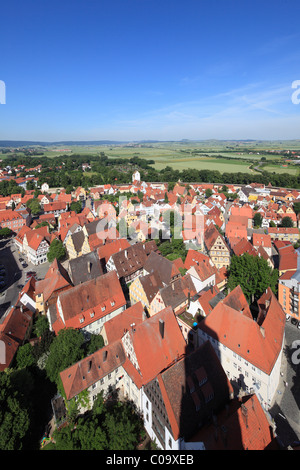 Vista dalla torre di Daniel o San-Georgs-Kirche Chiesa di Occidente, Noerdlingen, Svevia, Baviera, Germania, Europa Foto Stock