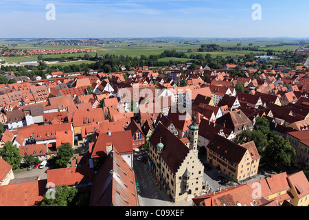 Vista dalla torre di Daniel o San-Georgs-Kirche chiesa a nord, municipio Noerdlingen, Svevia, Bavaria Foto Stock