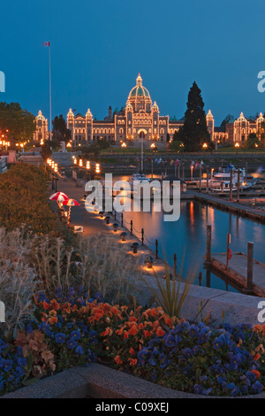 Victoria's Inner Harbour accesa al crepuscolo con il BC agli edifici del parlamento in background, Victoria, Isola di Vancouver, Foto Stock