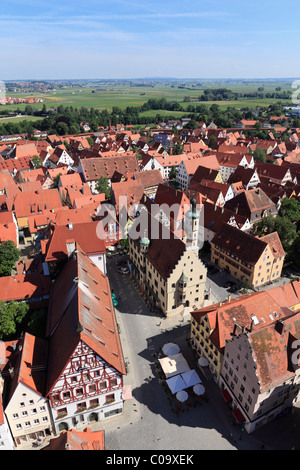 Vista dalla torre di Daniel o San-Georgs-Kirche chiesa a nord, luogo di mercato e il municipio, Noerdlingen, Svevia Foto Stock