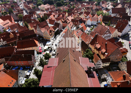 Vista dalla torre di Daniel o San-Georgs-Kirche chiesa a est sul tetto della chiesa, Noerdlingen, Svevia, Bavaria Foto Stock