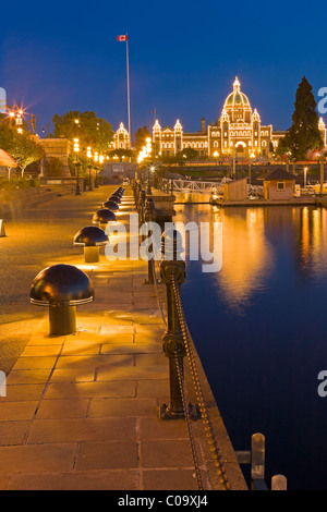 Victoria's Inner Harbour accesa al crepuscolo con il BC agli edifici del parlamento in background, Victoria, Isola di Vancouver, Foto Stock