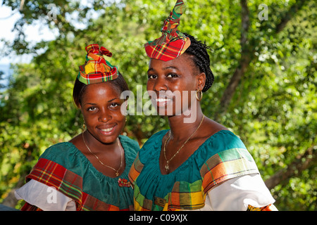 Le cameriere in abito tradizionale, Saint Lucian, Hotel di lusso e Anse Chastanet Resort, LCA, Saint Lucia, Saint Lucia Foto Stock