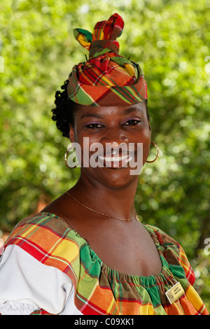 Cameriera in abito tradizionale, Saint Lucian, Hotel di lusso e Anse Chastanet Resort, LCA, Saint Lucia, Saint Lucia Foto Stock