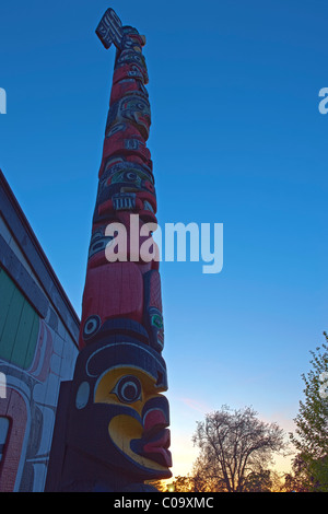 Il totem pole in Thunderbird Park, parte della Royal BC Museum il distretto culturale, a fianco del Royal British Columbia Museum Foto Stock