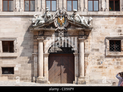 Porta laterale sinistra del municipio, Norimberga, Media Franconia, Franconia, Baviera, Germania, Europa Foto Stock