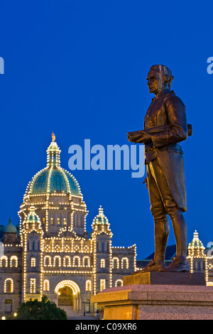 Il capitano James Cook statua contro il BC gli edifici del Parlamento europeo, l'isola di Vancouver, British Columbia, Canada Foto Stock