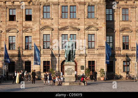 Il castello e il memoriale di margravio, Schlossplatz Square, Erlangen, Media Franconia, Franconia, Baviera, Germania, Europa Foto Stock