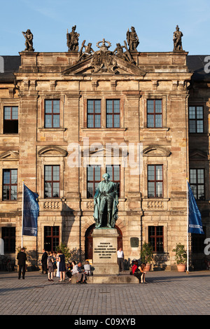 Il castello e il memoriale di margravio, Schlossplatz Square, Erlangen, Media Franconia, Franconia, Baviera, Germania, Europa Foto Stock