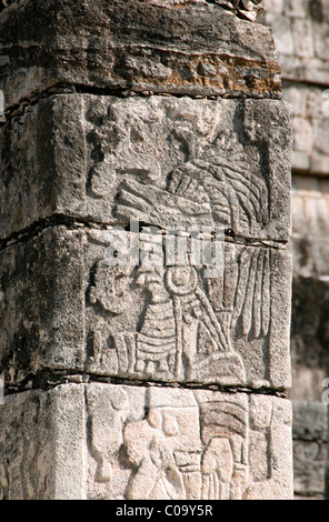 Maya della scultura di un guerriero in colonna di pietra a Chichen Itza, Messico Foto Stock