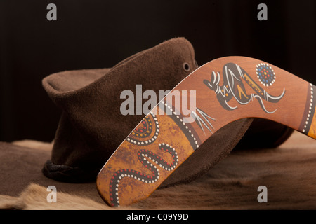 Australian Bush hat, di Episteme lo stile e il boomerang sulla kangaroo-pelle PELT. Foto Stock