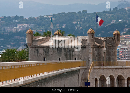 Bastione nel vecchio porto di Mentone. Costa Azzurra. Francia Foto Stock