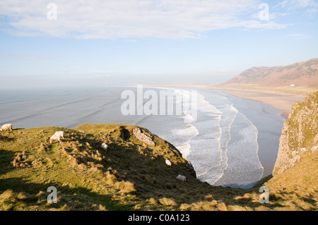 Vista di Rhossili bay, Il Gower, Swansea su un luminoso pomeriggio Foto Stock