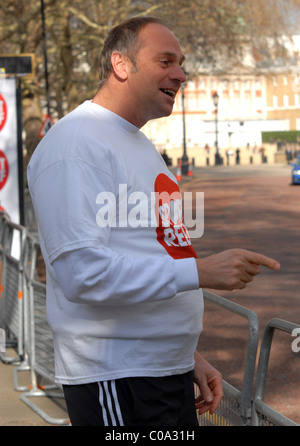 Sir Steve Redgrave oltre 50 parlamentari e membri della Camera dei Lords prendere parte al Westminster Sport Relief Mile Londra, Foto Stock