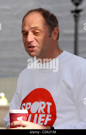 Sir Steve Redgrave oltre 50 parlamentari e membri della Camera dei Lords prendere parte al Westminster Sport Relief Mile Londra, Foto Stock