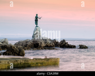 Questa storica statua sulla costa adriatica è un simbolo della cittadina turistica di Opatija in Croazia. Foto Stock