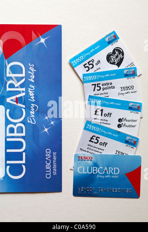 Tesco clubcard e denaro off vouchers su sfondo bianco Foto Stock