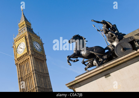 Londra , il Big Ben o St Stephens Tower & statua in bronzo della regina Boadicea nel carro da guerra da Westminster Bridge in inverno il sole Foto Stock