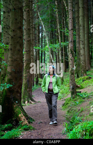 Escursionista donna in Dooney Rock foresta. Vicino a Sligo città. Nella contea di Sligo. Repubblica di Irlanda. Foto Stock