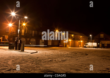 Ex Scarborough mercato del pesce in vecchi edifici del porto con una neve parcheggio coperto Foto Stock