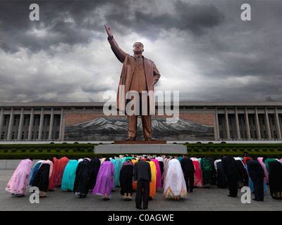 Corea del Nord di persone davanti a Kim Il Sung statua a Pyongyang Corea del Nord Foto Stock