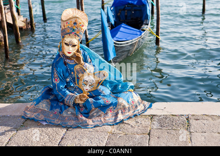 Persona in costume di carnevale di Venezia Foto Stock