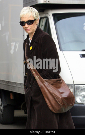 Annie Lennox che mostra il suo lato di beneficenza come lei lascia un london studio indossando un Borse Marie Curie di ospitalità per la cura del cancro daffodil il pin. Il Foto Stock