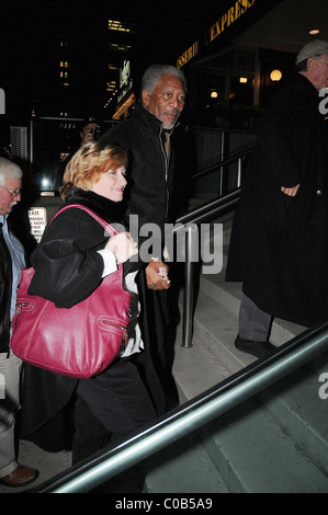 Morgan Freeman che arrivano con un amico per lo screening per 'Prom Night in Mississippi' con la sua mano ancora fasciata da un auto Foto Stock